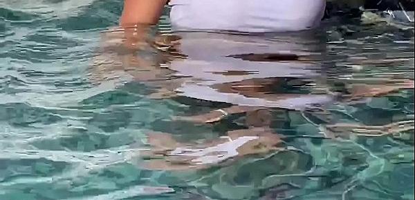  maestra mexicana exhibicionista en alberca del hotel con traje de baño transparente, piscina hotel playa del carmen